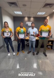 Deputado Roosevelt recebe equipe de Bombeiro Durão do DF após participação em competição nos Estados Unidos