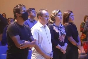 Prefeito Pábio Mossoró participa de celebração religiosa na Aliança da Fé Church