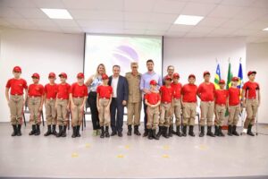 Prefeito Pábio Mossoró prestigia formatura do Programa Educacional Bombeiro Mirim em Valparaíso de Goiás