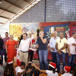 União entre prefeito Pábio Mossoró, deputada Dra. Zeli, governador Ronaldo Caiado e primeira-dama Gracinha Caiado alegra as crianças no Natal do Bem em Valparaíso