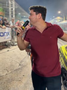 Prefeito Diego Sorgatto assume o volante na última noite de adrenalina do Fórmula 200 em Luziânia