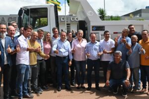 Prefeito Pábio Mossoró, deputada Dra. Zeli e os secretários Afrânio Pimentel e Dr. Marcus Vinicius, celebram a chegada dos caminhões enviados pelo deputado federal Adriano