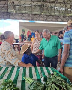 Antônio Lima encontra amigos e reforça apoio à produção local e geração de empregos durante visita a Feira Ocidental