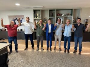 Bruno Peixoto recebe prefeito e lideranças de Mairipotaba em seu gabinete