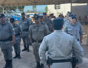 Comandante do 19º Batalhão de Polícia Militar presta homenagem a veteranos pelos 30 anos de serviço