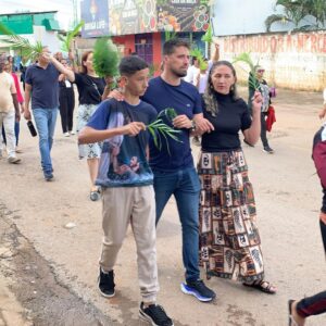 Dr. Marcus Vinicius celebra Domingo de Ramos na Paróquia Sagrada Família em Valparaíso de Goiás