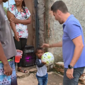 Secretário Marcus Vinicius demonstra empatia e proximidade com a comunidade de Valparaíso