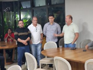 Deputado Célio Silveira celebra filiação de novos membros do MDB em Luziânia, junto do prefeito Diego Sorgatto