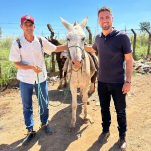 Pré-candidato Dr. Marcus Vinicius visita moradores do Parque Marajó em Valparaíso de Goiás