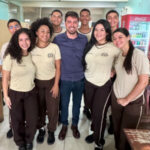 Pré-candidato a prefeito de Valparaíso de Goiás, Dr. Marcus Vinicius fortalece vínculo com a juventude em encontro com alunos do Colégio Estadual Fernando Pessoa