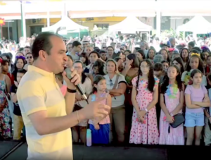 Na presença do prefeito Pábio Mossoró, Quinta Feira Cultural da Escola de Línguas de Valparaíso atrai centenas no Shopping Sul