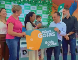 Prefeito Pábio Mossoró e Deputada Dra. Zeli Fritsche celebram entrega de 385 cartões do programa Mães de Goiás e benefícios para idosos em Valparaíso de Goiás