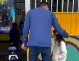 Dr. Marcus Vinicius compartilha momento familiar ao levar seus filhos à escola