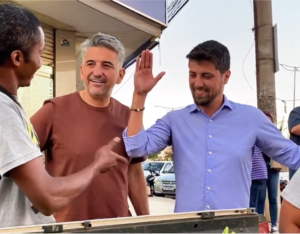 Afrânio Pimentel e Marcus Vinícius conversam com moradores e comerciantes durante caminhada no Jardim Oriente