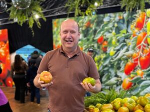 Deputado Célio Silveira participa de abertura da 38ª Festa do Tomate em Goianápolis