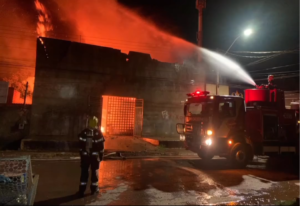 Bombeiros combatem incêndio em galpão no Parque Marajó, em Valparaíso de Goiás