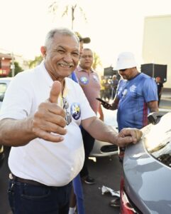 Candidato Antônio Lima mobiliza eleitores em “adesivaço” na Praça Central de Cidade Ocidental