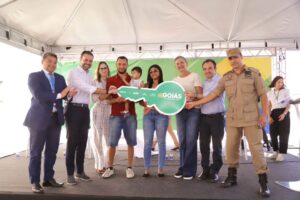 Dra. Zeli participa da entrega de 594 moradias em Valparaíso de Goiás e celebra conquista de famílias