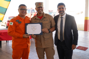 CBMGO homenageia bombeiros e forças de segurança por atuação em incêndio no Valparaíso