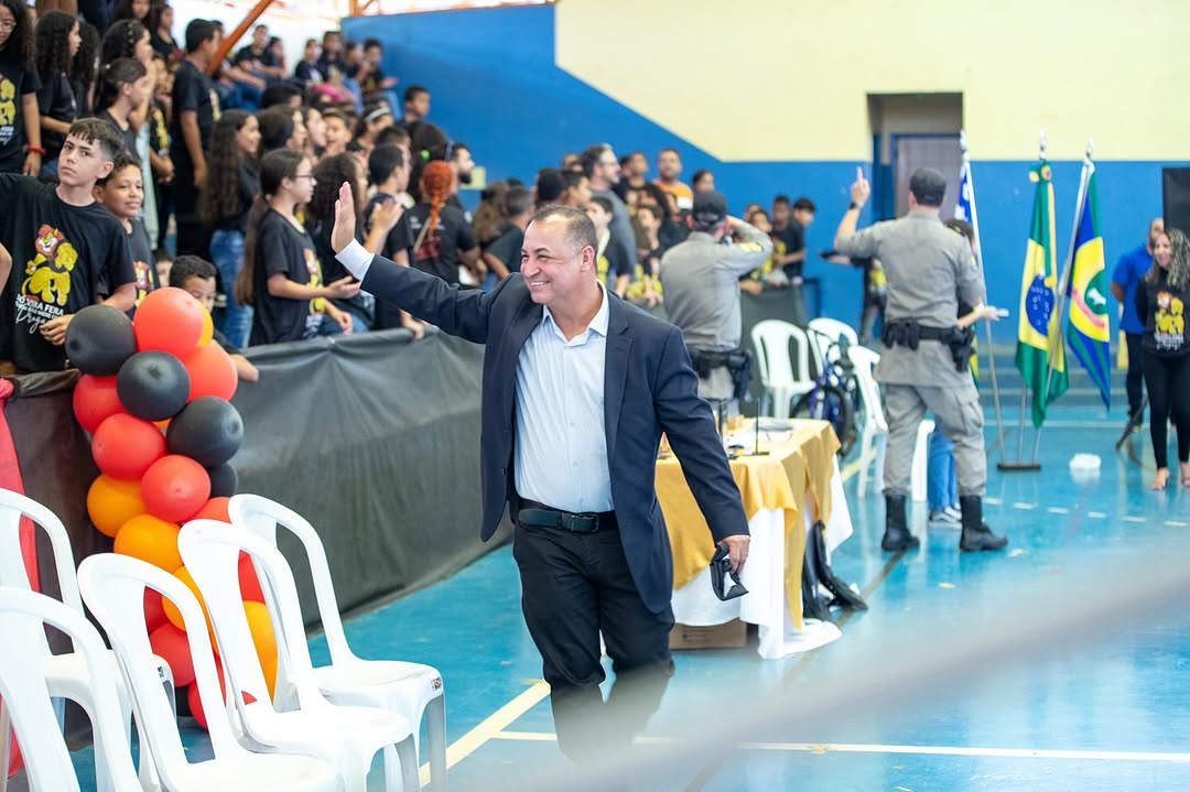 Carlinhos do Mangão celebra formatura do Proerd com 500 alunos em Novo Gama