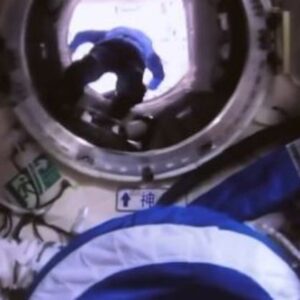 Astronautas entram no novo módulo da estação espacial chinesa na órbita da Terra