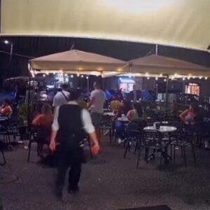 Ladrões devolvem relógio a turista na Itália após perceberem que o objeto era falso; veja vídeo