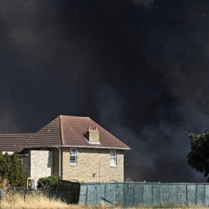Londres luta contra vários incêndios em meio a onda de altas temperaturas 