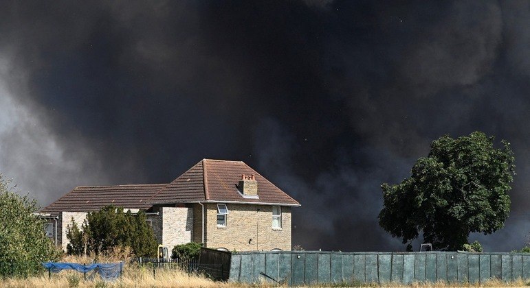 Londres luta contra vários incêndios em meio a onda de altas temperaturas 