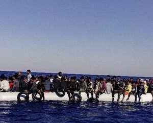 Quase 700 imigrantes são resgatados na costa italiana; cinco foram encontrados mortos