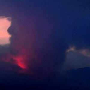 Vulcão entra em erupção no Japão e autoridades pedem a dezenas de pessoas que deixem suas casas