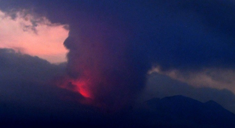 Vulcão entra em erupção no Japão e autoridades pedem a dezenas de pessoas que deixem suas casas