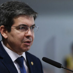 Com 30 assinaturas, senadores protocolam pedido de abertura da CPI do MEC