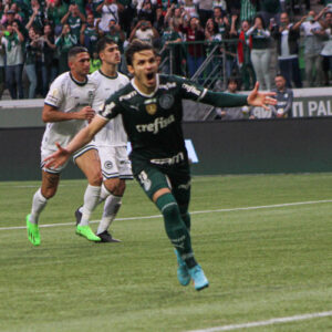 Com Bolsonaro na torcida, Palmeiras faz 3 a 0 no Goiás e abre vantagem na liderança do Brasileirão