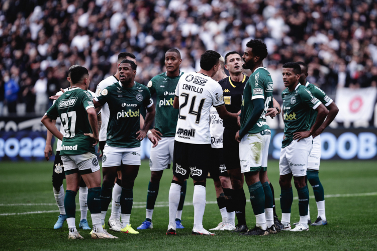 Goiás protesta contra arbitragem e faz posts para demonstrar erros a favor do Corinthians