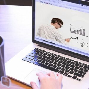 Graduação EAD ultrapassa ensino presencial em número de ingressantes