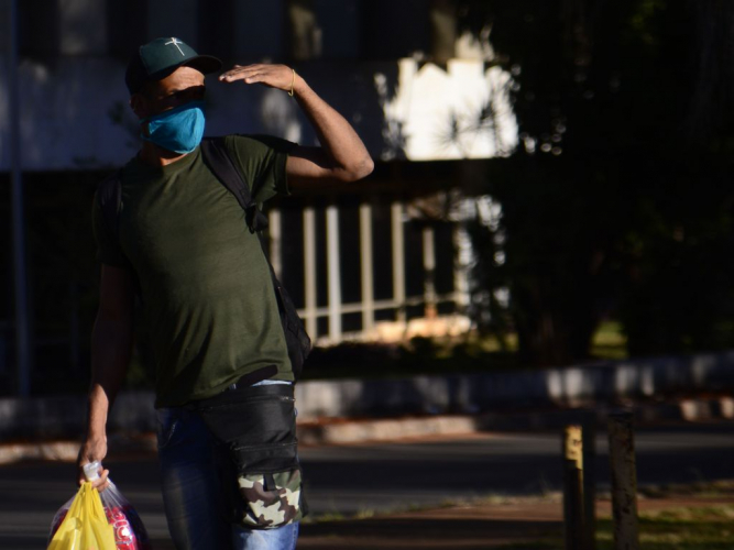 Máscaras voltam a ser obrigatórias em ambientes abertos no Distrito Federal