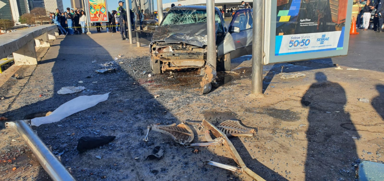 Mulher morre após ser atingida por carro no DF e arremessada de viaduto