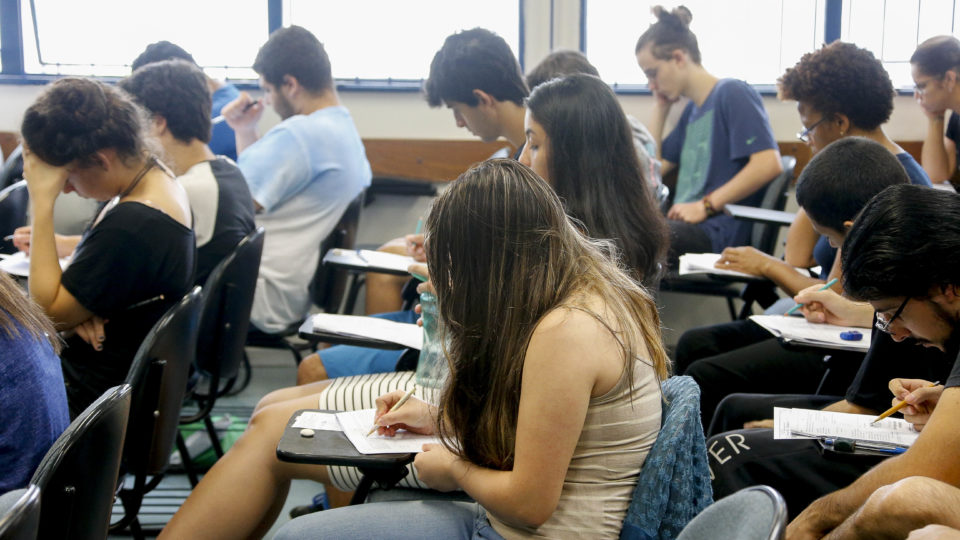 Oposição blinda Lei de Cotas no Congresso enquanto universidades ampliam “bancas raciais”