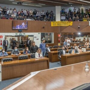 Proibição da linguagem neutra nas escolas de Belo Horizonte é aprovada na Câmara Municipal
