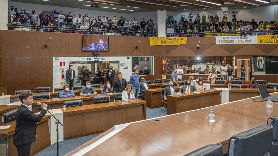 Proibição da linguagem neutra nas escolas de Belo Horizonte é aprovada na Câmara Municipal