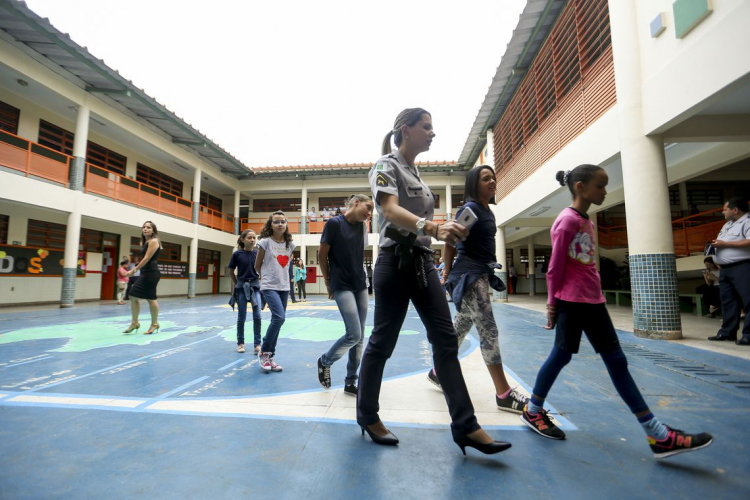 Projeto de Lei prevê multa para escolas que usarem linguagem neutra no DF