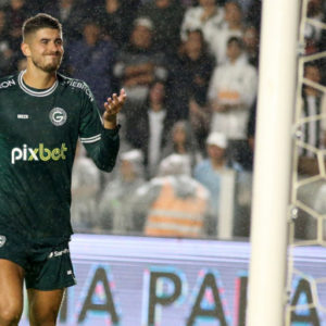 Em noite do artilheiro Pedro Raul, Goiás vence o Santos na Vila