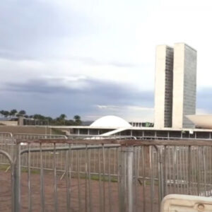 Petistas e bolsonaristas estarão separados por apenas 350 metros durante a apuração em Brasília