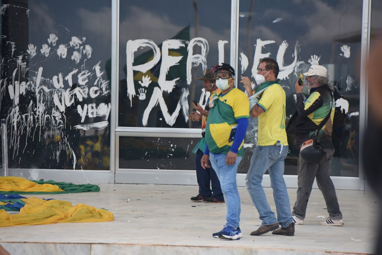 AGU pede novo bloqueio de bens de envolvidos em vandalismo, aumentando valor para R$ 18,5 mi