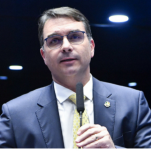 Flávio Bolsonaro quer fazer parte de comissão que vai investigar atos de vandalismo em Brasília