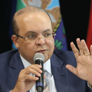 Ibaneis nega conivência com atos de vandalismo e diz ter ficado surpreso com PMs e manifestantes confraternizando