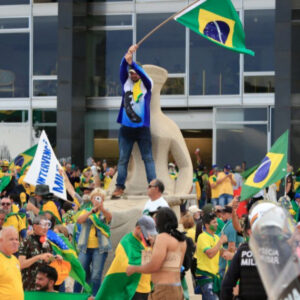 Justiça do DF bloqueia bens de 40 presos em flagrante por violência na Praça dos Três Poderes