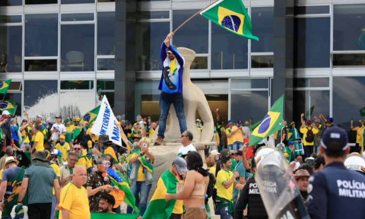 Justiça do DF bloqueia bens de 40 presos em flagrante por violência na Praça dos Três Poderes