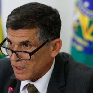 ‘Lula pode confiar absolutamente nas instituições’, diz Santos Cruz sobre relação com Forças Armadas