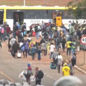 Polícias realizam ação para encerrar acampamentos em frente aos quartéis nesta segunda